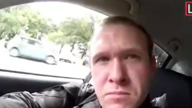 Attentato Nuova Zelanda, il killer sorride in tribunale. Renzi critica le affermazioni di Salvini.