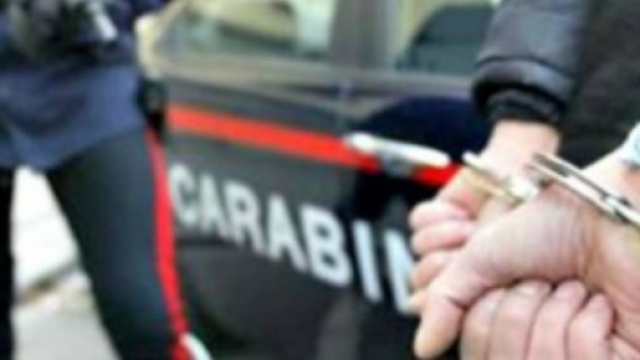 Brescia, curava malati terminali di cancro con ortica e camomilla: arrestato finto medico.