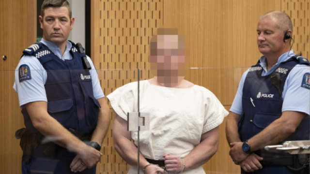 Nuova Zelanda, il killer della strage di Christchurch in tribunale fa il gesto dei suprematisti