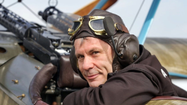 Bruce Dickinson, cantante degli Iron Maiden e pilota d'aerei