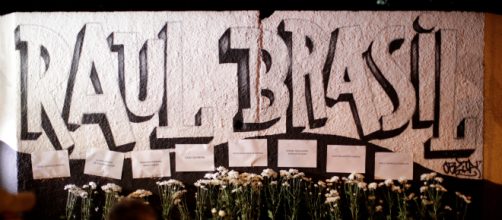 Homenagem feita para os alunos e funcion&aacute;rios mortos na escola Raul Brasil (Arquivo Blasting News)