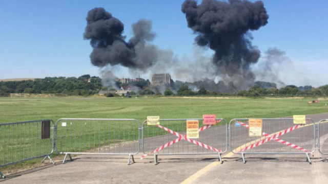 Aereo precipita sull'autostrada - rainews.it