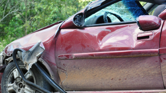Gela, auto si ribalta dopo incidente: Vittoria muore a 14 anni