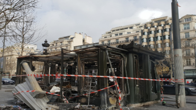 La furia dei Gilets Gialli nel centro di Parigi