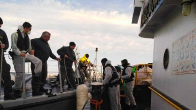 La Mare Jonio a ridosso di Lampedusa e la Gdf che sale a bordo.