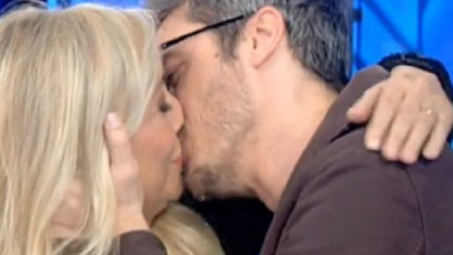 Mara Venier bacia Pif sulle labbra