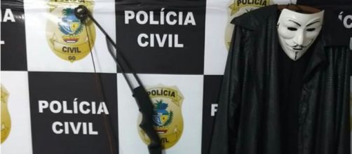 Armas e m&aacute;scaras que seriam usadas pelos jovens (Foto: Reprodu&ccedil;&atilde;o/Pol&iacute;cia Civil)