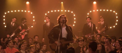 Carlos Cuevas cantando en la serie '45 Revoluciones'