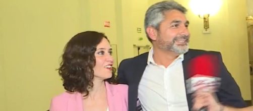 Isabel D&iacute;az Ayuso y Juan Jos&eacute; Cort&eacute;s en el programa 'Todo es mentira'. / Mediaset