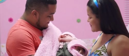 Itzamara, com os pais, foi submetida a uma ces&aacute;rea, para retirada do irm&atilde;o g&ecirc;meo. (Foto: Reprodu&ccedil;&atilde;o/ Los Informantes)