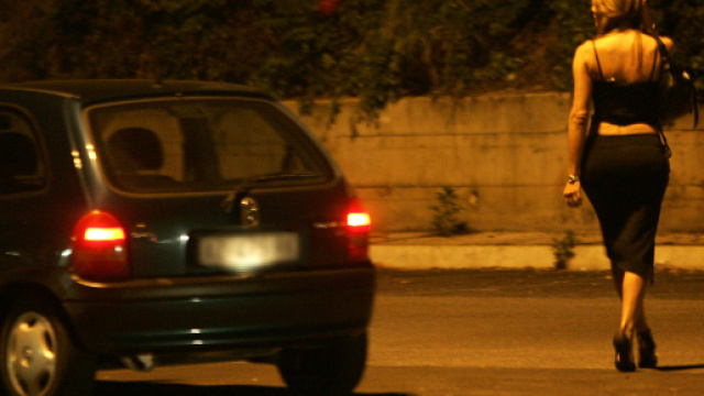 Prostituzione: 10.000 euro di multa e carcere per i clienti delle lucciole in una proposta del PD.