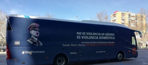 El nuevo autob&uacute;s de Hazte O&iacute;r, en el aparcamiento del Bernab&eacute;u. / EUROPA PRESS