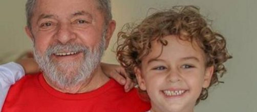 O ex-presidente Lula e o neto, que morreu na &uacute;ltima sexta-feira (Reprodu&ccedil;&atilde;o)
