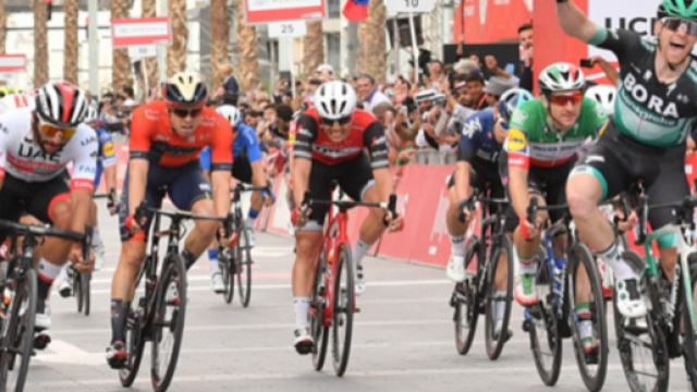 La volata di Sam Bennett nell'ultima tappa dell'UAE Tour.