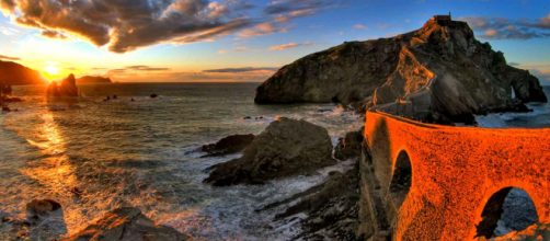 Castles are a fascination for many tourists, but some have bad histories. [Image via Carlos Olmedillas/Wikimedia]