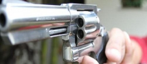 Neozelandeses entregam suas armas (Foto:Arquivo BlastingNews)