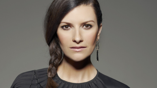 Laura Pausini furiosa sui social: diffuso illecitamente il nuovo brano.