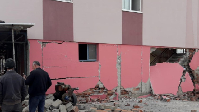 Palazzo danneggiato dal terremoto in Turchia, 20 marzo 2019