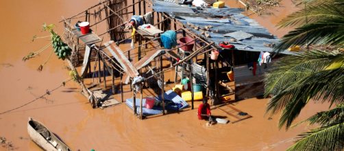 Pessoas andam pelas ruas buscando comida em Mo&ccedil;ambique. (Arquivo Blasting News)