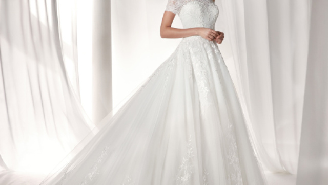 La nuova tendenza per i matrimoni &egrave; abito bianco e sneakers.