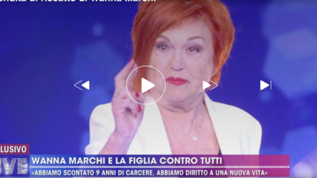 Live - Non &egrave; la D'Urso &egrave; caos in studio: Wanna Marchi in lacrime dopo il duro scontro Alessandro Cecchi Paone.