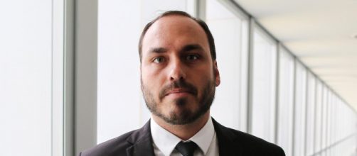 Carlos Bolsonaro mexe com nervos de Maia - (Arquivo Blasting News)