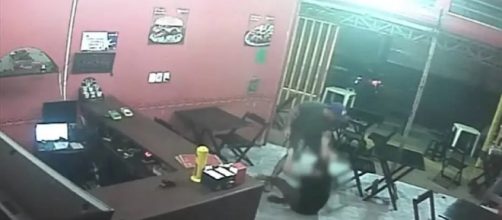 Policial militar agride funcion&aacute;ria de lanchonete ap&oacute;s erro em seu pedido, em Curicica, na zona oeste do Rio. (Foto: Reprodu&ccedil;&atilde;o/ TV Globo)