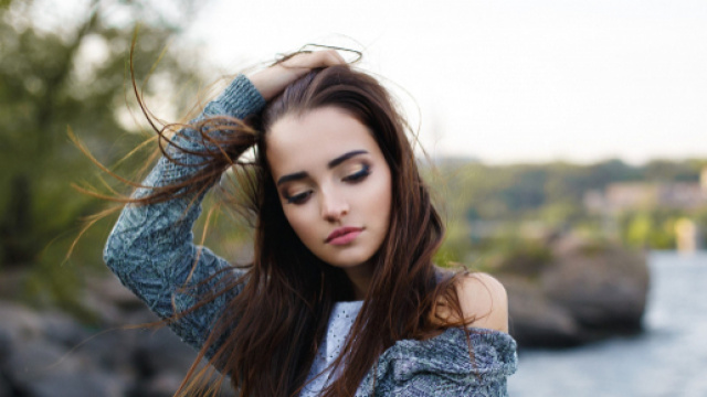 Fond d'ecran Femme et rivi&egrave;re - Wallpaper - wallfizz.com