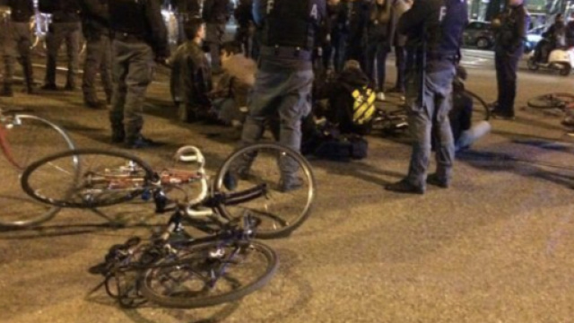 Scontri e tensione tra ciclisti e polizia