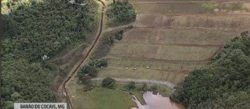 Por medo de serem pegos de surpresa, moradores fazem vig&iacute;lia pr&oacute;ximo ao rio. (Foto: Reprodu&ccedil;&atilde;o/GloboNews)