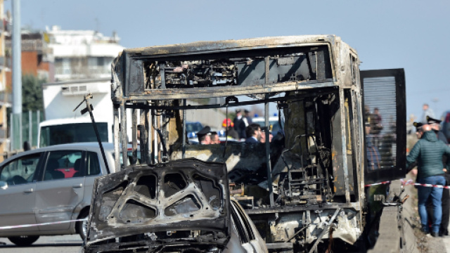 Bus dirottato, Sy non si pente.