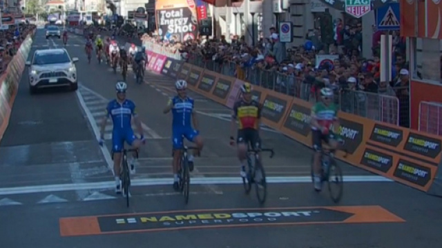 Milano Sanremo, l'arrivo di Viviani con i compagni della Deceuninck Quickstep