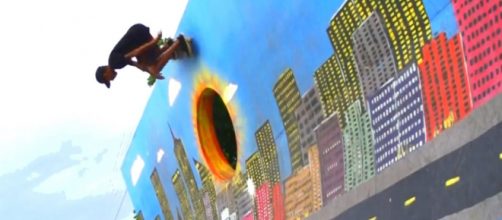 Jovem skatista vende brigadeiro nas ruas para pagar custear suas competi&ccedil;&otilde;es. (Reprodu&ccedil;&atilde;o/EPTV)