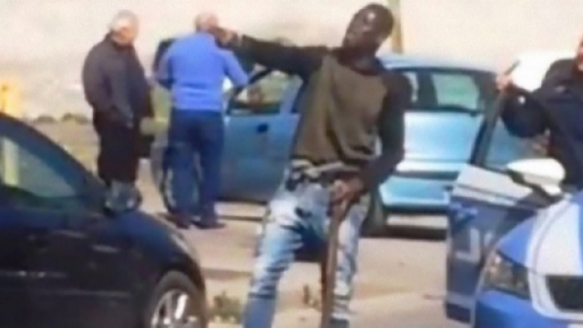 Caserta, immigrato armato di bastone semina il panico: 'Vi ammazzo tutti, Paese di m....'