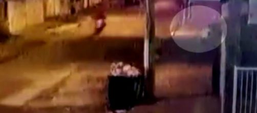 C&acirc;mera de seguran&ccedil;a mostra momento em que pessoa abandona beb&ecirc; em Guaruj&aacute;. (Reprodu&ccedil;&atilde;o/C&acirc;mera de seguran&ccedil;a)