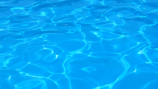 Australia, presunti abusi in piscina su due bambine: arrestato istruttore di nuoto 30enne