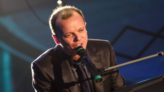 Gigi D'Alessio regaler&agrave; i biglietti per un suo concerto al fan derubato.
