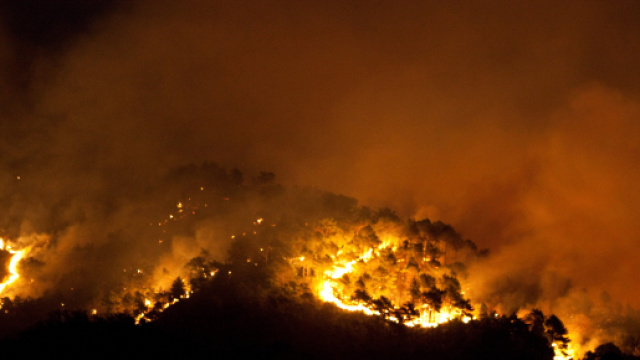 Incendio a Genova non da segni di smettere