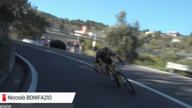 Niccol&ograve; Bonifazio all'attacco nella discesa della Cipressa