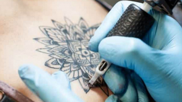 Tatuaggi pericolosi: 9 pigmenti ritirati dal Ministero della Salute