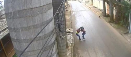 Mulher agride assaltante com o guarda-chuva. (Reprodu&ccedil;&atilde;o/C&acirc;mera de seguran&ccedil;a)