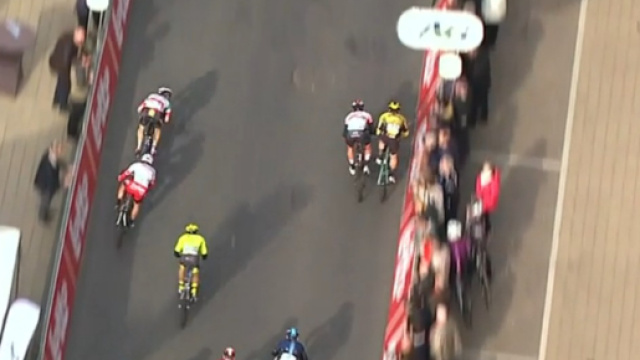 Dylan Groenewegen supera Gaviria e Viviani a La Panne