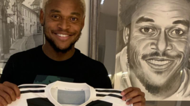 Juventus, Luiz Adriano con la maglia della Juve: &egrave; un regalo di Douglas Costa