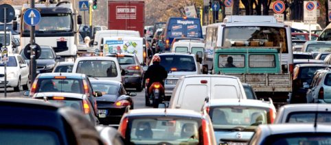 Roma, litigano al semaforo e l'uomo tenta di aggredirla: donna salvata da un agente