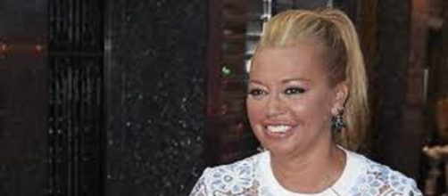 La pol&eacute;mica colaboradora de "S&aacute;lvame" ha comenzado a entregrar las invitaciones de su boda