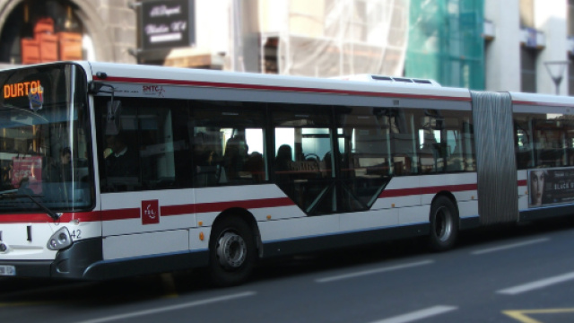 Un chauffeur de bus relax&eacute; apr&egrave;s une nouvelle histoire de discriminations.
