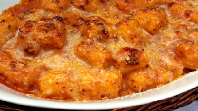 Gnocchi gratinati con rag&ugrave; di salsiccia e scamorza affumicata.