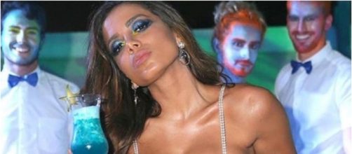 Anitta n&atilde;o se aguenta e se emociona com presente da 'Claro' (Reprodu&ccedil;&atilde;o/ Instagram/ @anittaperfecto)