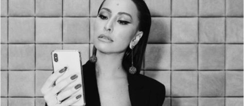 Na manh&atilde; desta sexta-feira (29), a celebridade apareceu mostrando uma mancha de leite em sua blusa. (Reprodu&ccedil;&atilde;o/ Instagram/ @sabrinasato)