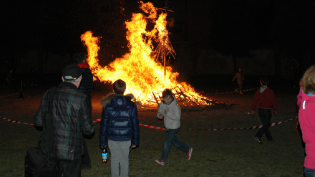 Brescia, dato alle fiamme fantoccio di Salvini: 'Bruciamo il razzismo'